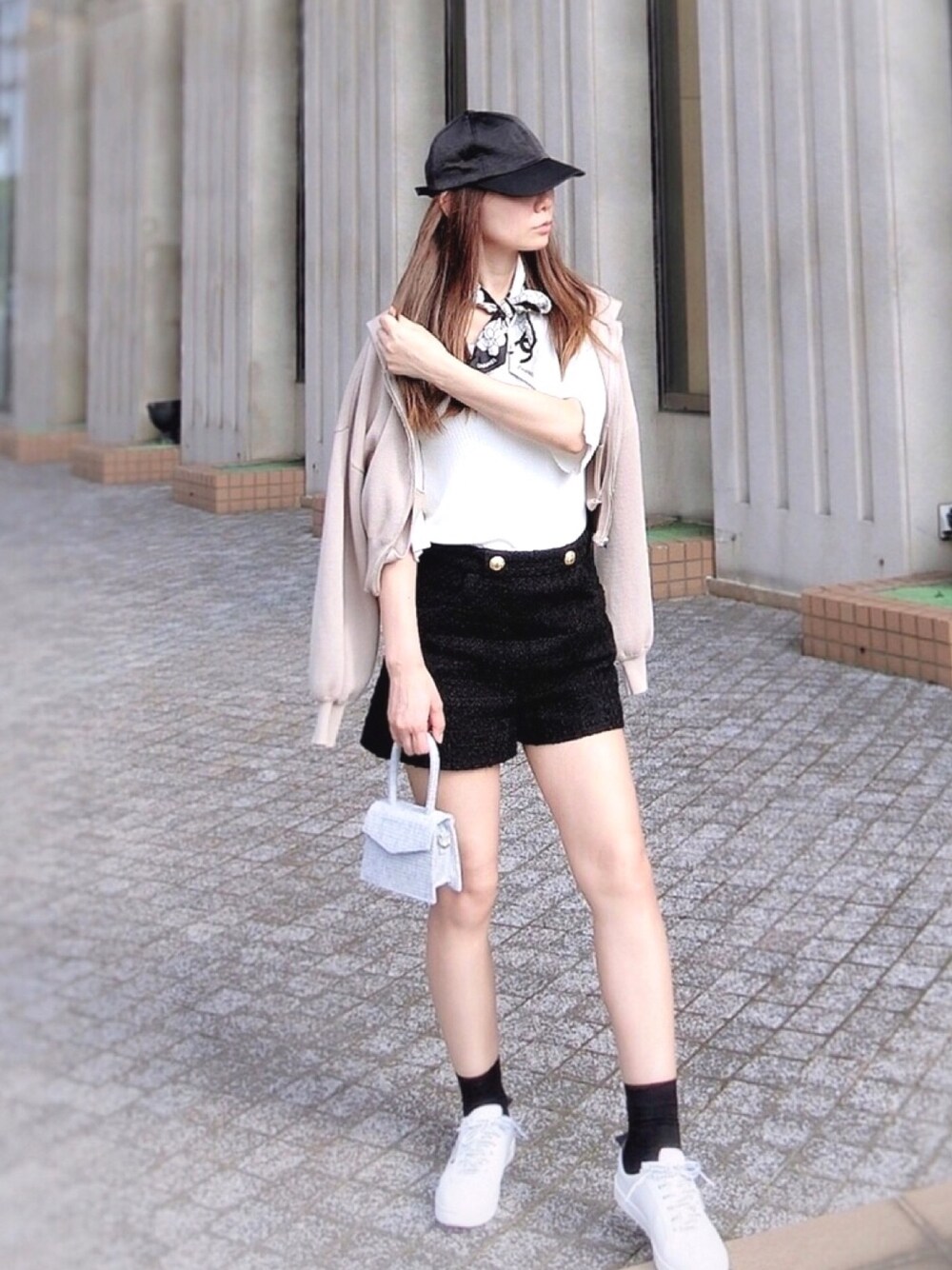 「これが私をアゲる服、ラクチンコーデ、スカーフ、ミニバッグ、eimy istoire、ZARA、chanel、白スニーカー、キャップ、ショートパンツ」｜「ROYAL PARTYのカラーニットパーカー（パーカー、ベージュ系）」を使った、ｐiｐiさん（レディース・163cm）の春コーディネートの1枚目の写真