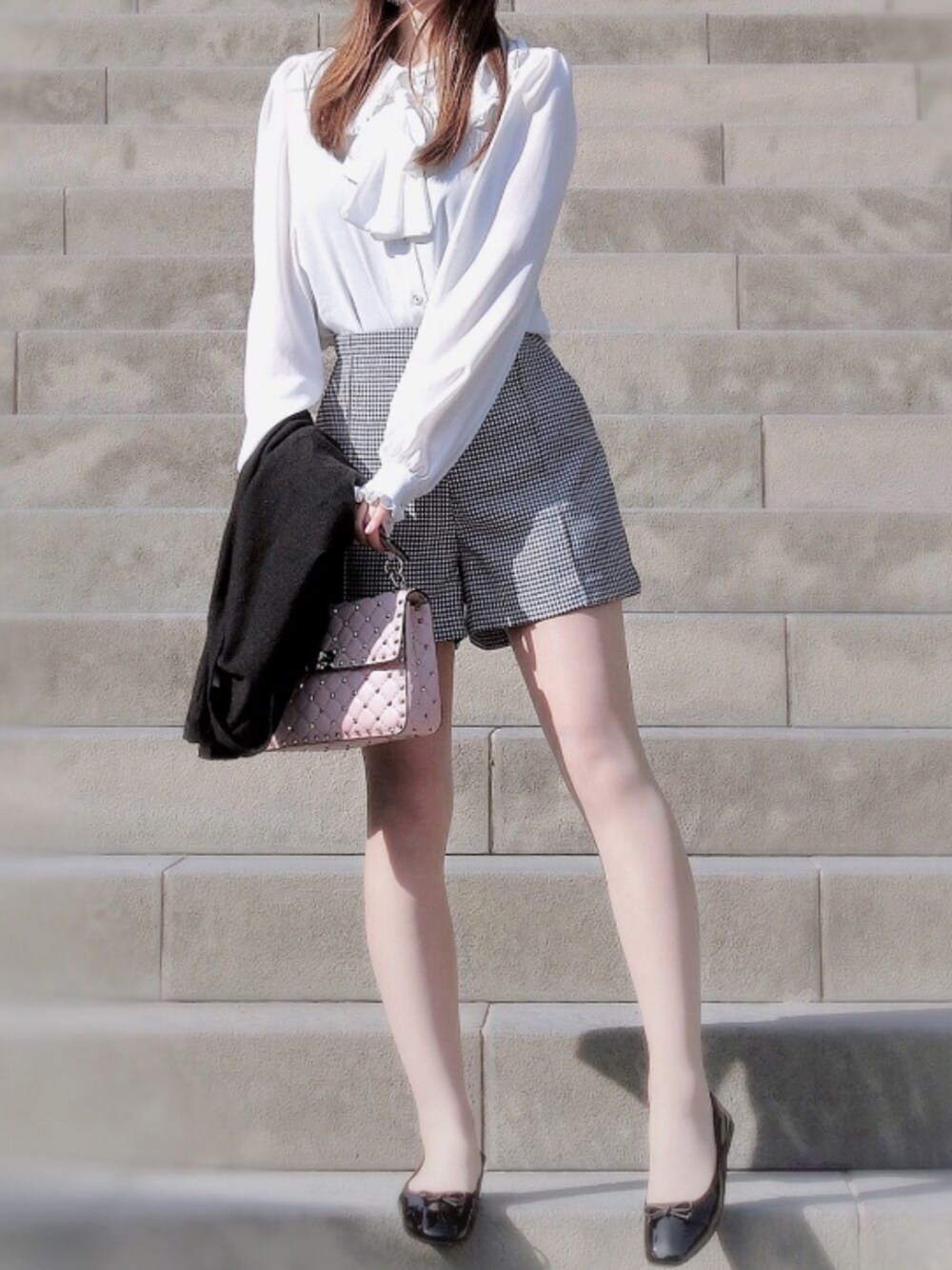 「プチプラ、ショートパンツ、ビッグカラー、ギンカムチェック、バレエシューズ、モノトーン、ブラウス、シアーシャツ」｜「jouetieのビックカラーフロントリボンブラウス【ボウタイ/フリルカラー】（シャツ/ブラウス、ホワイト系）」を使った、ｐiｐiさん（レディース・163cm）の夏コーディネートの1枚目の写真