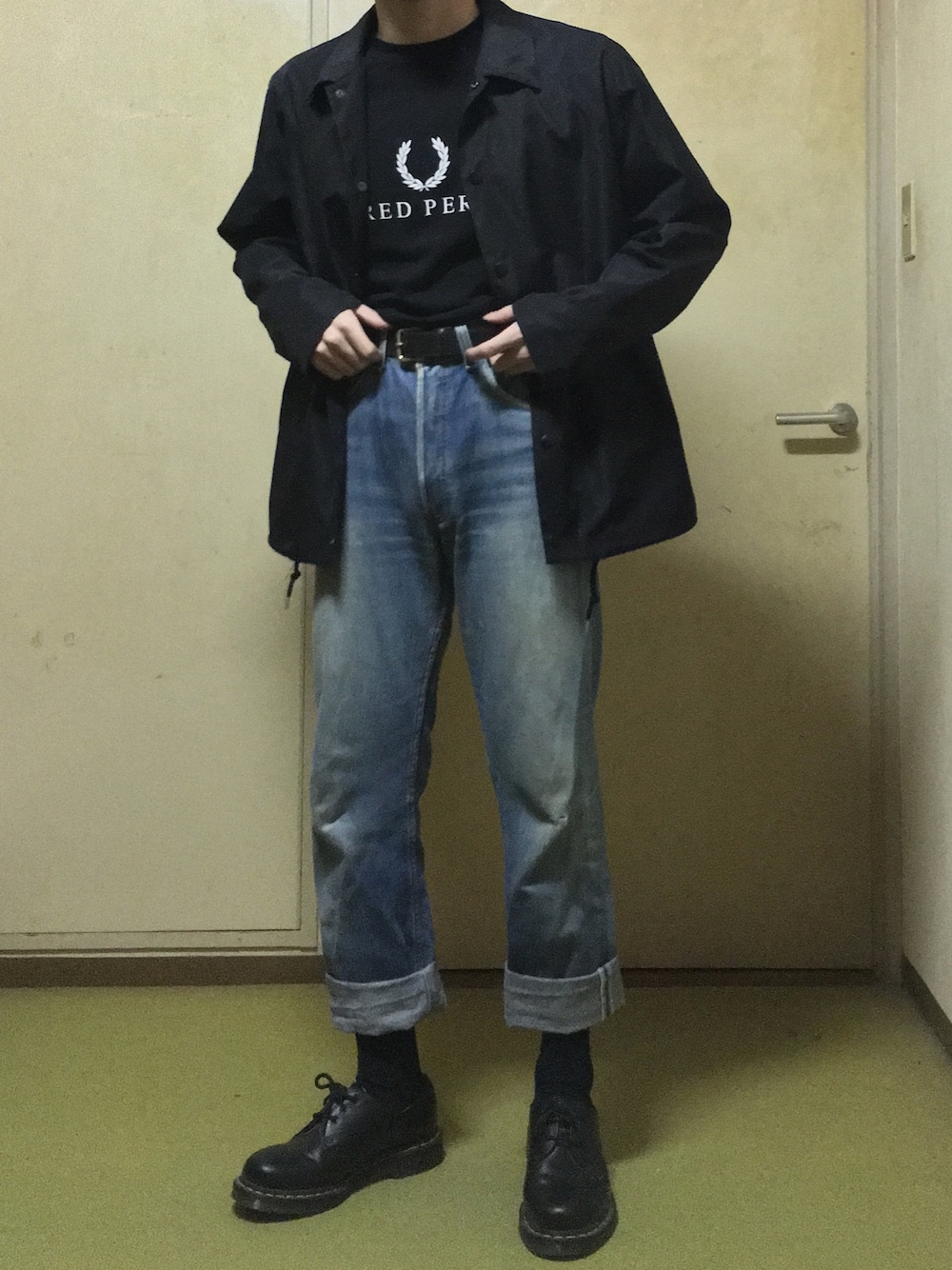 「STUDIOUS、FRED PERRY、Levi's、80s、Dr.Martens、おしゃれさんと繋がりたい、お洒落さんとつながりたい、fashion」｜「FRED PERRYのアイテム（Tシャツ/カットソー、ブラック系）」を使った、Taka→さん（メンズ・165cm）の秋コーディネートの1枚目の写真