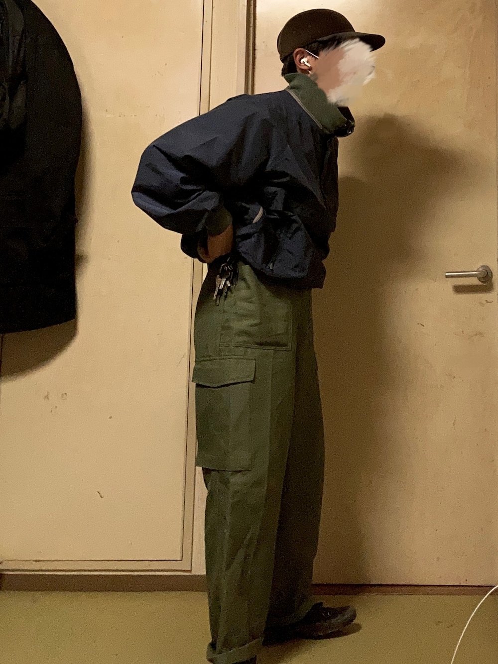 「シンプルコーデ、古着、vintage、vintage style、diaspora skateboards、converse、VINTAGE、outfit、古着コーデ、カーゴパンツ」｜「Diaspora Skateboardsのアイテム（帽子、ブラウン系）」を使った、Taka→さん（メンズ・165cm）の春コーディネートの1枚目の写真
