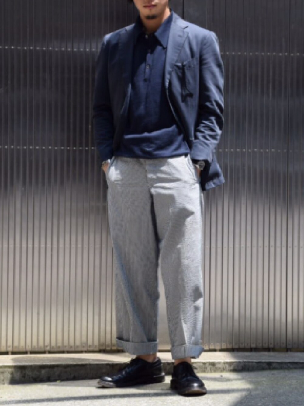 「ワイドパンツ、ブルー、ネイビー、ジャケット、ドレスシューズ、ALDEN、HAVERSACK、ポロシャツ、ジョンスメドレー」｜「HAVERSACKのアイテム（その他パンツ、ブルー系）」を使った、Ryosuke  Serizawaさん（メンズ・167cm）の秋コーディネートの1枚目の写真