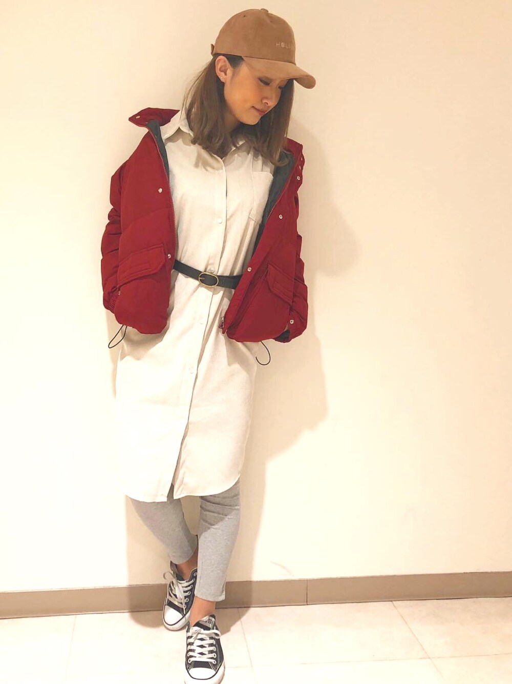 「カジュアルコーデ、ootd、冬コーデ、ダウンジャケット、コーデュロイキャップ、holiday、スニーカーコーデ、レギンス」｜「Auntie Rosa Holidayの【Holiday】ハイネックコンパクトダウンジャケット　ダウン70/フェザー30（ダウンジャケット/コート、レッド系）」を使った、sonaさん（レディース・160cm）の冬コーディネートの1枚目の写真