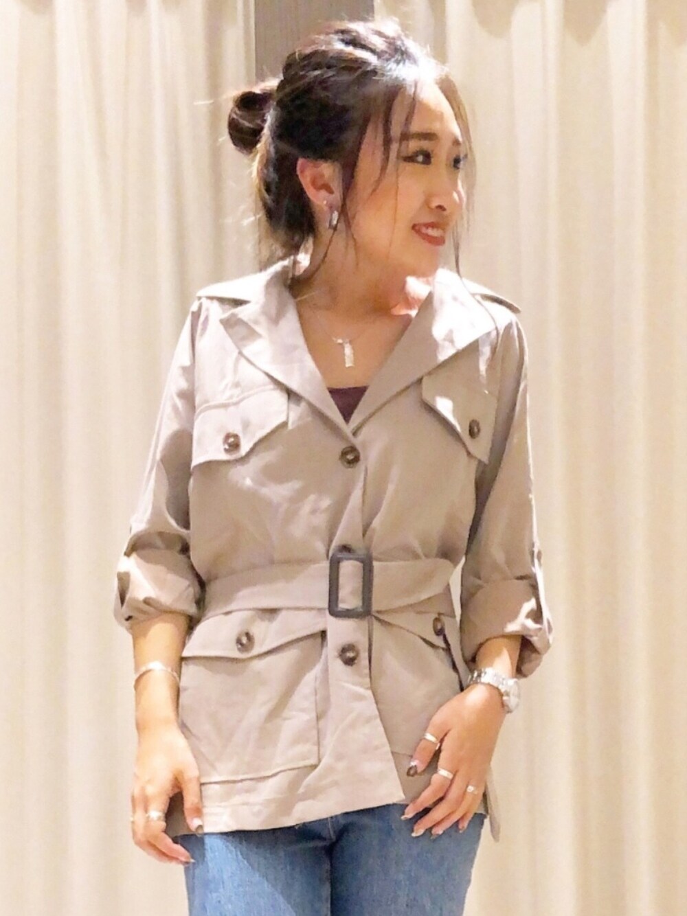 ベージュ系のミリタリージャケットを着用したレディースの秋コーディネートの1枚目の写真