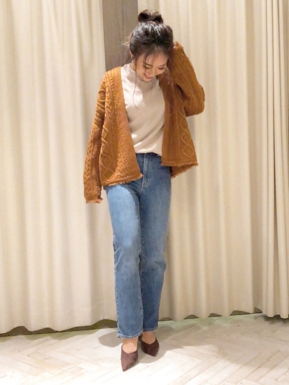 ブルー系のデニムパンツ、ベージュ系のトップス、ブラウン系のジャケット/アウターを着用したレディースの秋コーディネートの1枚目の写真