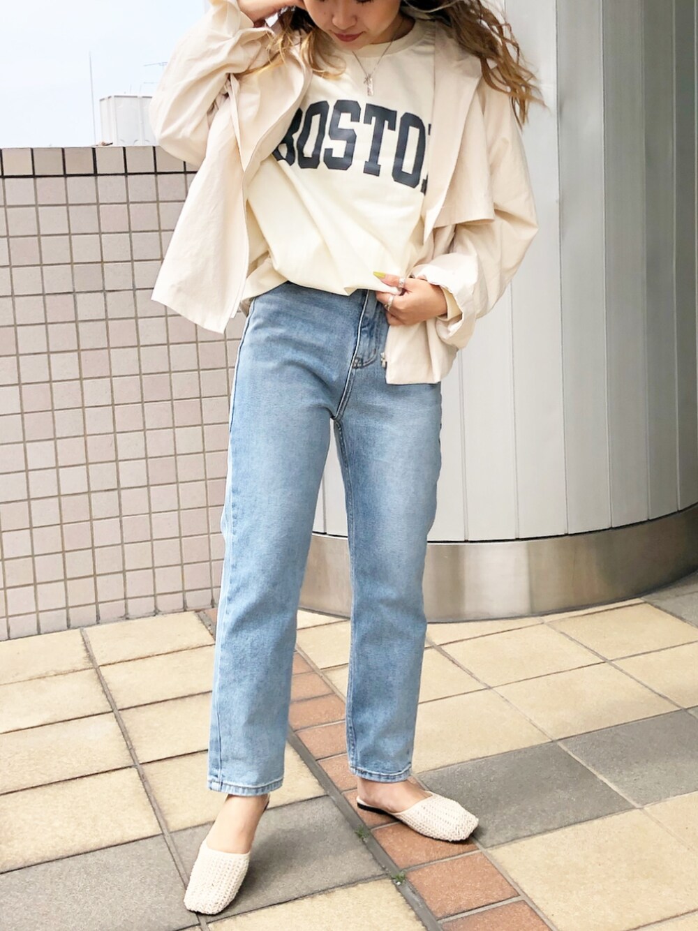 ベージュ系のスウェット、ベージュ系のジャケット/アウター、ブルー系のデニムパンツを着用したレディースの春コーディネートの1枚目の写真