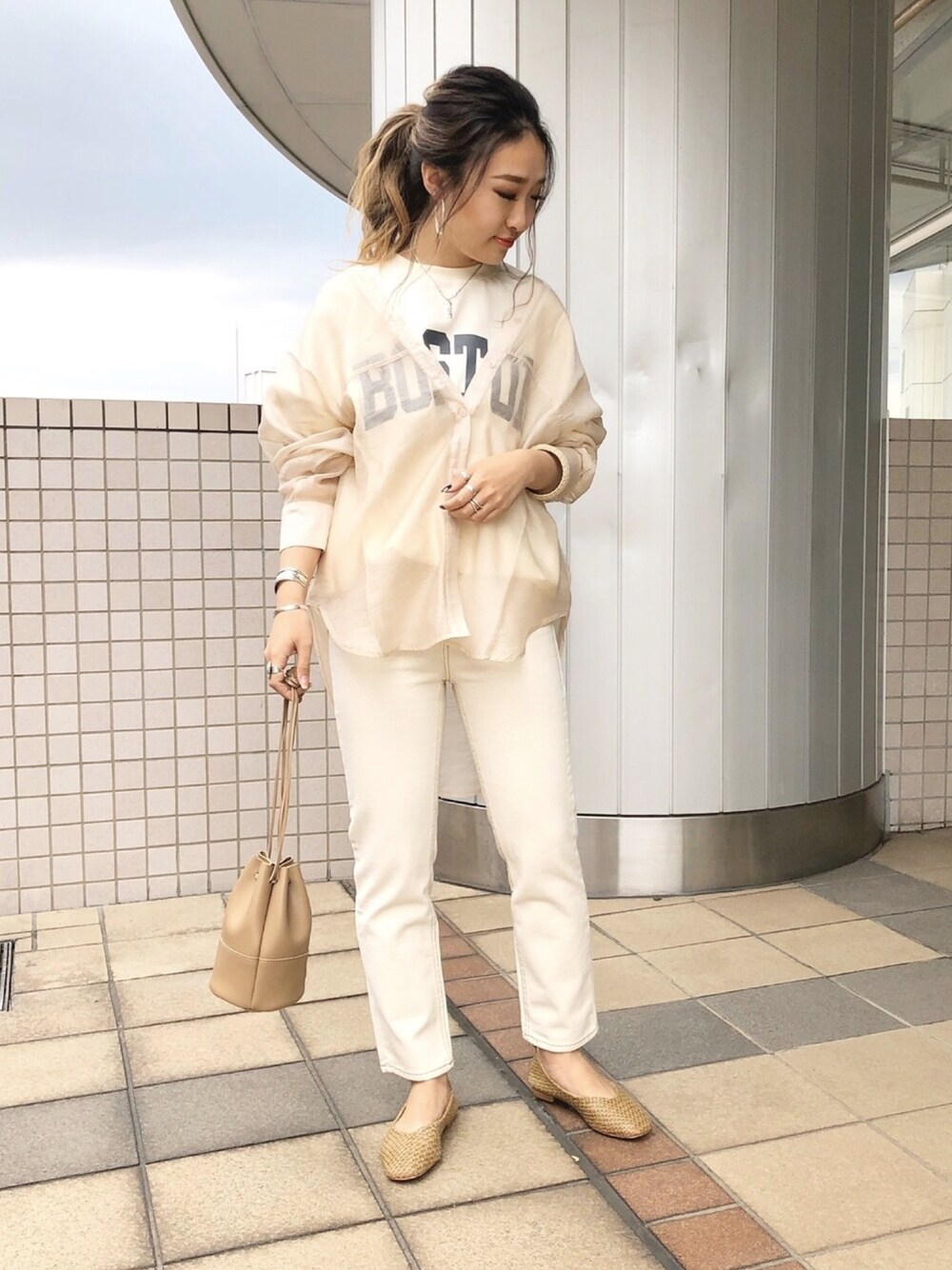 「カジュアル、ワントーンコーデ、ベージュ、休日スタイル、春コーデ、シャツスタイル、シアーシャツ、シースルー、おしゃれさんと繋がりたい、いいね、save、フォローお願いします🤑」｜「Auntie Rosa Holidayの【Holiday】バンドカラーシアーシャツ（シャツ/ブラウス、ベージュ系）」を使った、sonaさん（レディース・159cm）の春コーディネートの1枚目の写真