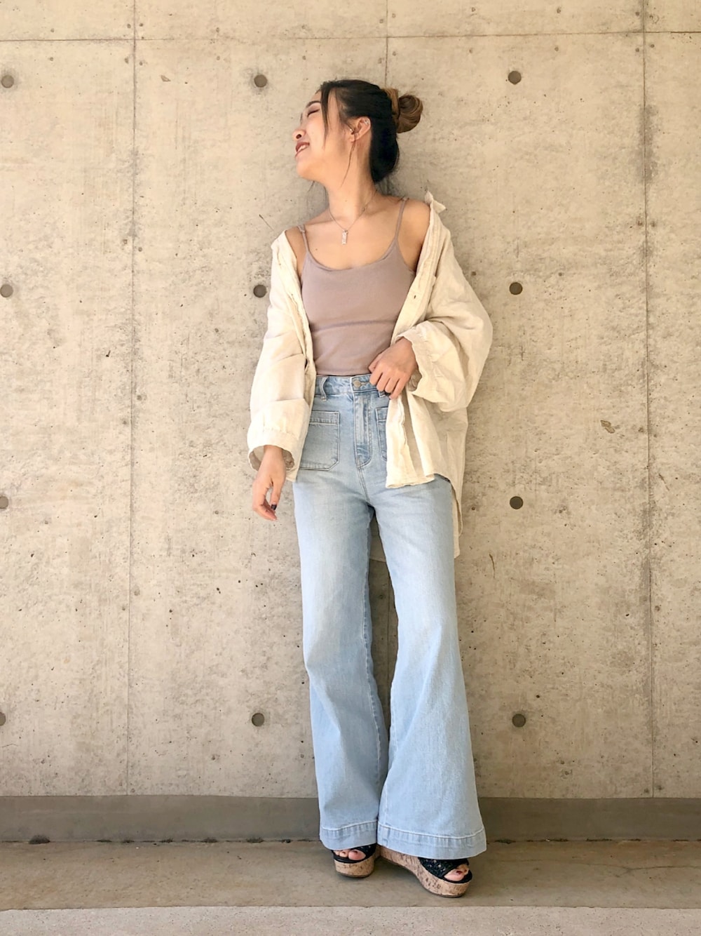 ブラウン系のキャミソール、ベージュ系のシャツ/ブラウス、ブルー系のデニムパンツを着用したレディースの春コーディネートの1枚目の写真