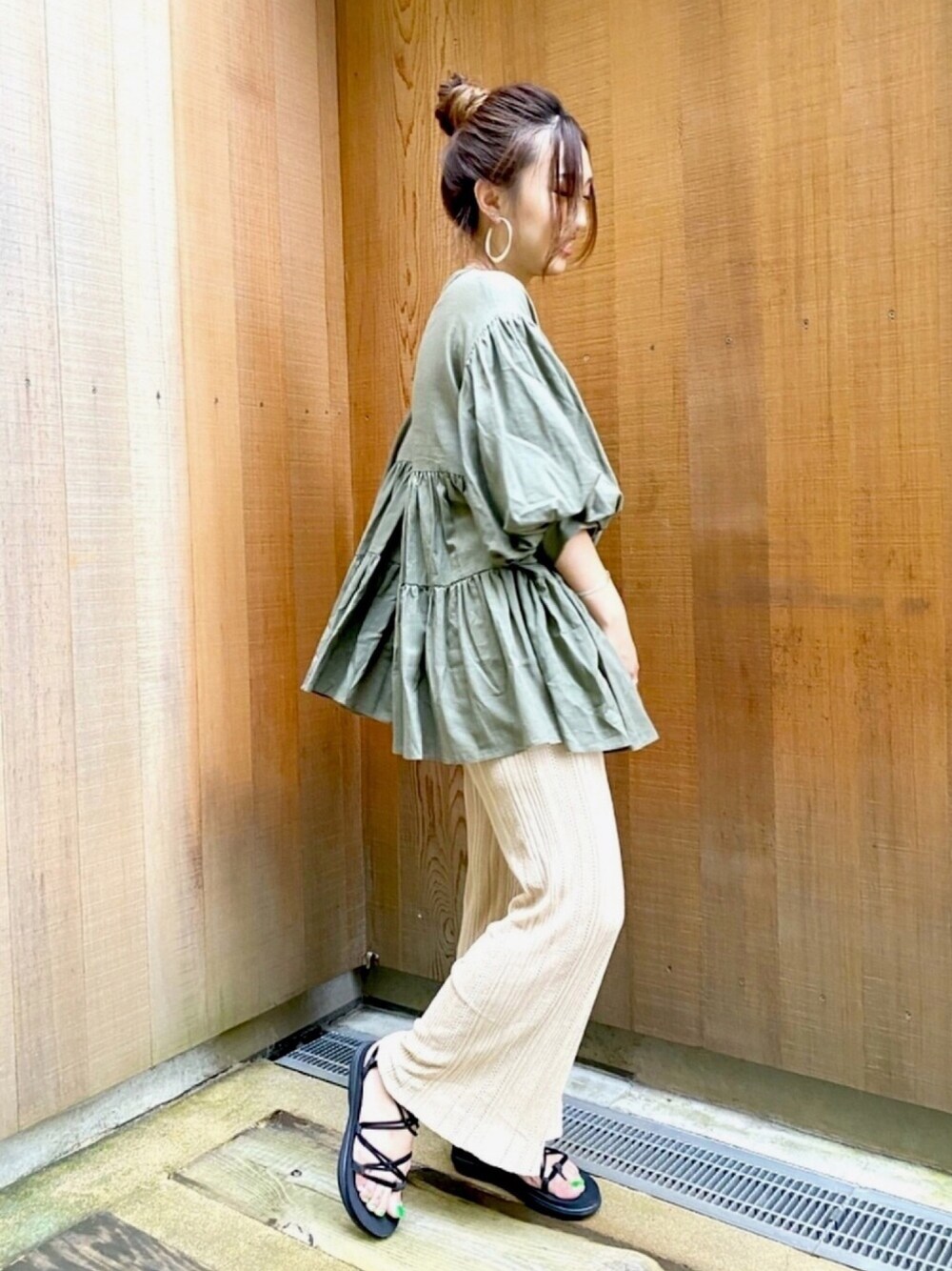 グリーン系のシャツ/ブラウス、ベージュ系のその他パンツ、ブラック系のサンダルを着用したレディースの夏コーディネートの1枚目の写真