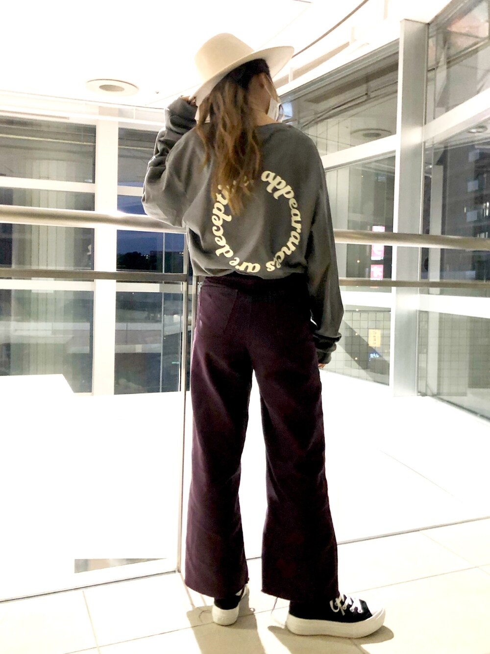 「オトナカジュアル、デニムパンツ、ロゴT、ハット、秋のコーデ、Tシャツ、ootd、ラブアンドピース2020、おしゃれさんと繋がりたい、いいね、save、フォローお願いします🤑」｜「Auntie Rosa Holidayの【Holiday】フェルトウールハット（ハット、ベージュ系）」を使った、sonaさん（レディース・159cm）の秋コーディネートの1枚目の写真