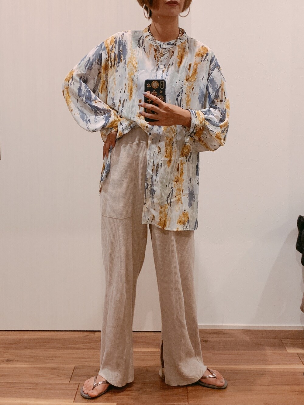 「ootd、リラックススタイル、シアーシャツ、ペイント、しまむら、シルバーアクセサリー、シンプル」｜「CIAOPANIC TYPYのサーマルスリットイージーパンツ（その他パンツ、ベージュ系）」を使った、yuさん（レディース・158cm）の夏コーディネートの1枚目の写真