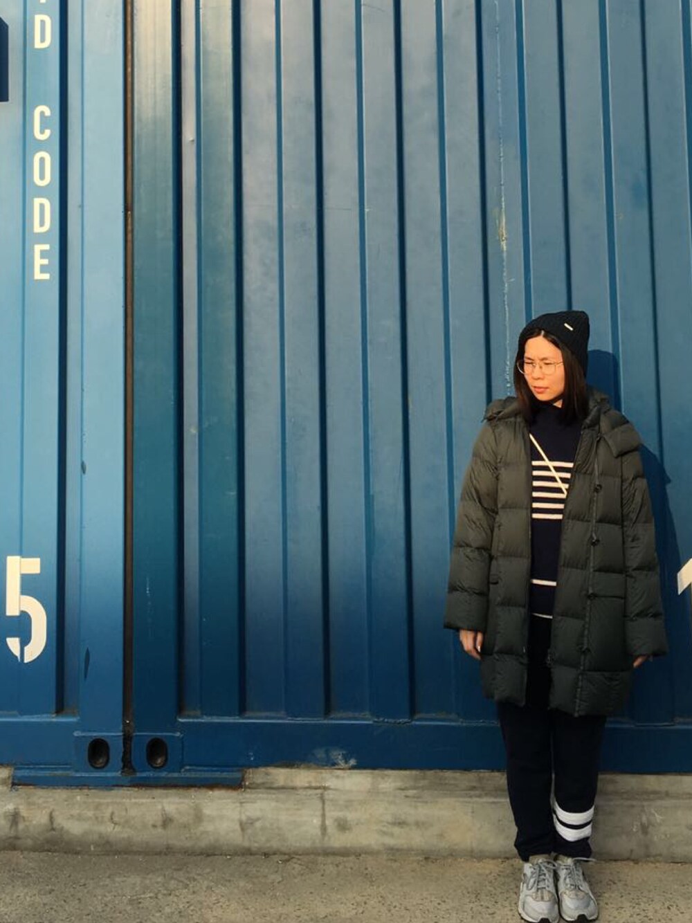 「winter、trousers、longcoat、HIPHOP、comfy、chic、wool、sporty chic」｜「Abercrombie&Fitchのアイテム（スラックス、ブルー系）」を使った、Raanさん（レディース・160cm）の冬コーディネートの1枚目の写真