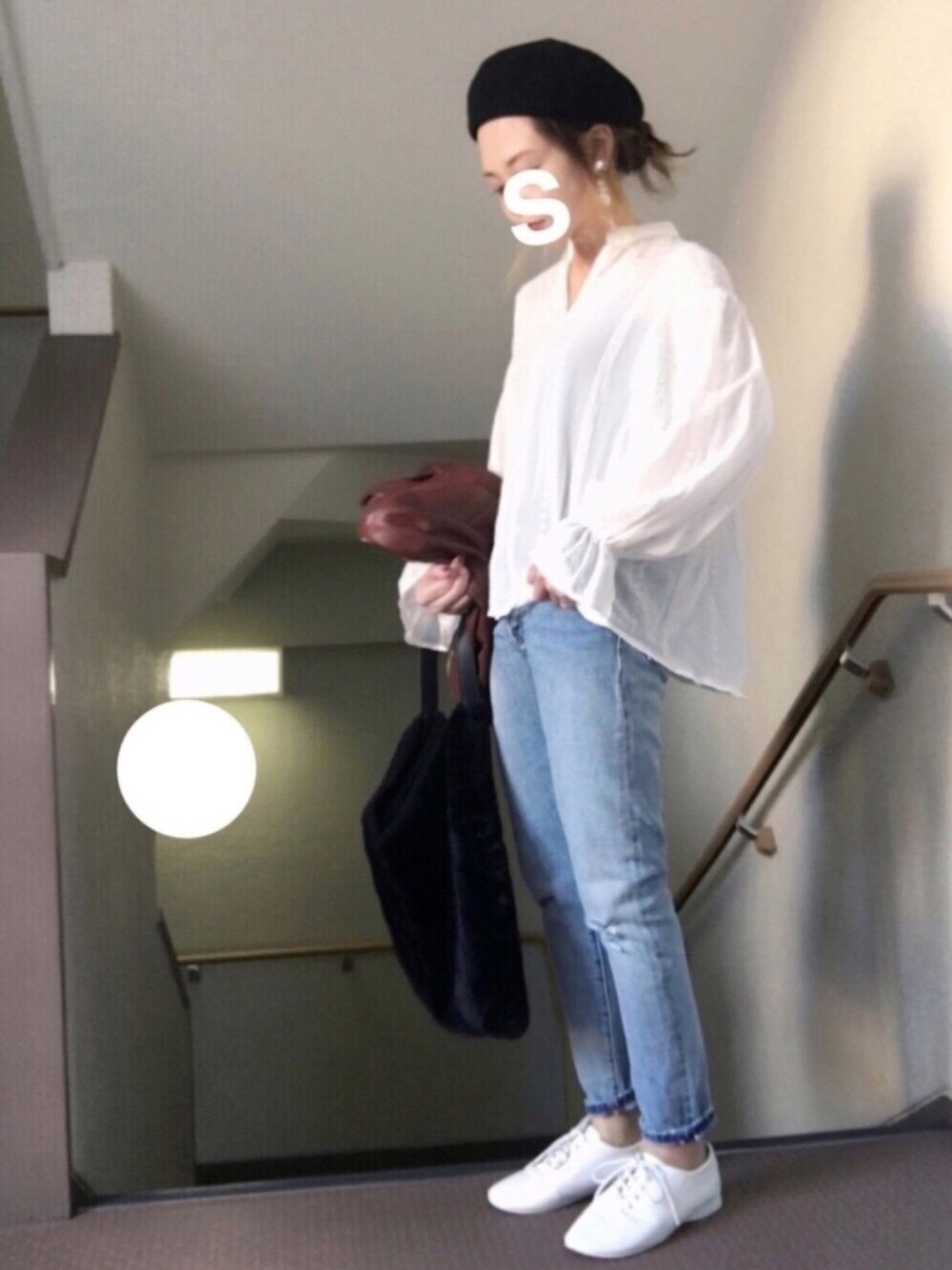 ホワイト系のシャツ/ブラウス、ホワイト系のバレエシューズ、ブラック系のトートバッグを着用したレディースの冬コーディネートの1枚目の写真