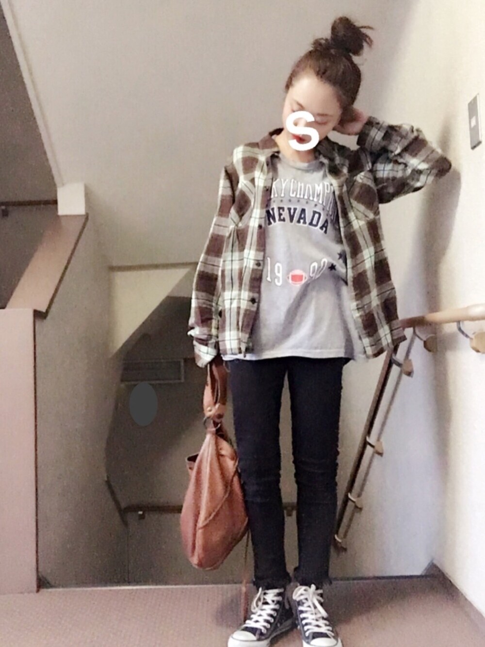 「秋色、古着、チェックシャツ、カジュアル、スニーカー」｜「PLAIN CLOTHINGの【S _ PLAIN CLOTHING】カレッジロゴTシャツ（Tシャツ/カットソー、グレー系）」を使った、skyさん（レディース・153cm）の秋コーディネートの1枚目の写真
