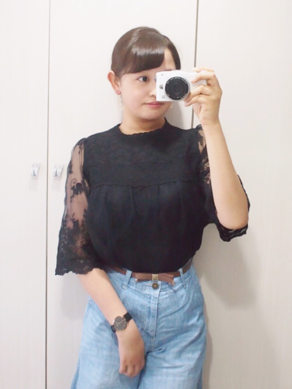 「春コーデ、黒ブラウス、デニム」｜「earth music&ecologyのアイテム（シャツ/ブラウス、ブラック系）」を使った、michato 。 さん（レディース・158cm）の春コーディネートの1枚目の写真