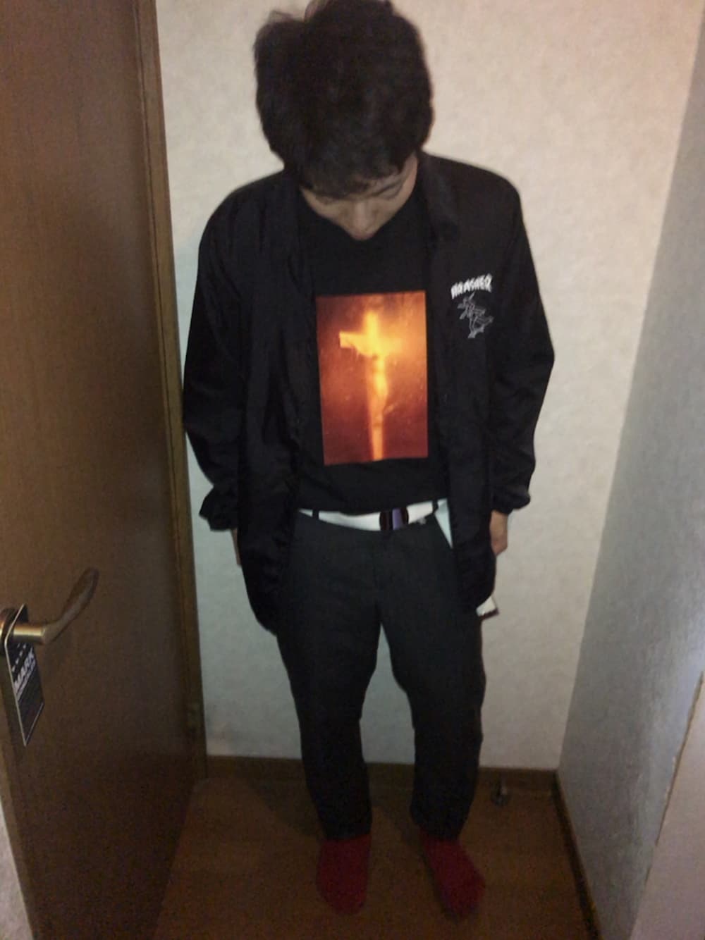 「wearhalloween2017、秋コーデ、おしゃれさんと繋がりたい、雨の日コーデ、高校生、古着MIX、モノトーン、アメカジ、GU、パーカー」｜「Supreme のアイテム（Tシャツ/カットソー、ブラック系）」を使った、いわおさん（メンズ・170cm）の秋コーディネートの1枚目の写真