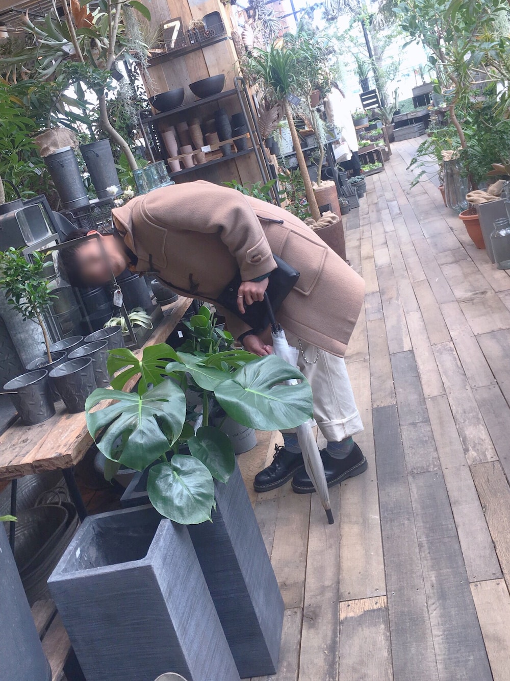 「シンプルコーデ、大人カジュアル、黒スキニー、休日スタイル、UNIQLO、スニーカー、Dr.Martens、GU、カジュアル、ロングコート」｜「BURBERRYのアイテム（ダッフルコート、ベージュ系）」を使った、いわおさん（メンズ・170cm）の冬コーディネートの1枚目の写真