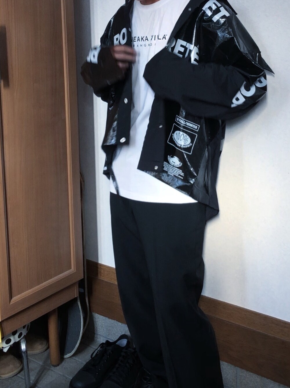 「ビッグT、モノトーンコーデ、HARE、ダブレット、doublet、RAF SIMONS、ゴーシャラブチンスキー、gosharubchinskiy、ネオンサイン、サカイ」｜「doubletのアイテム（ナイロンジャケット、ブラック系）」を使った、いわおさん（メンズ・170cm）の夏コーディネートの1枚目の写真
