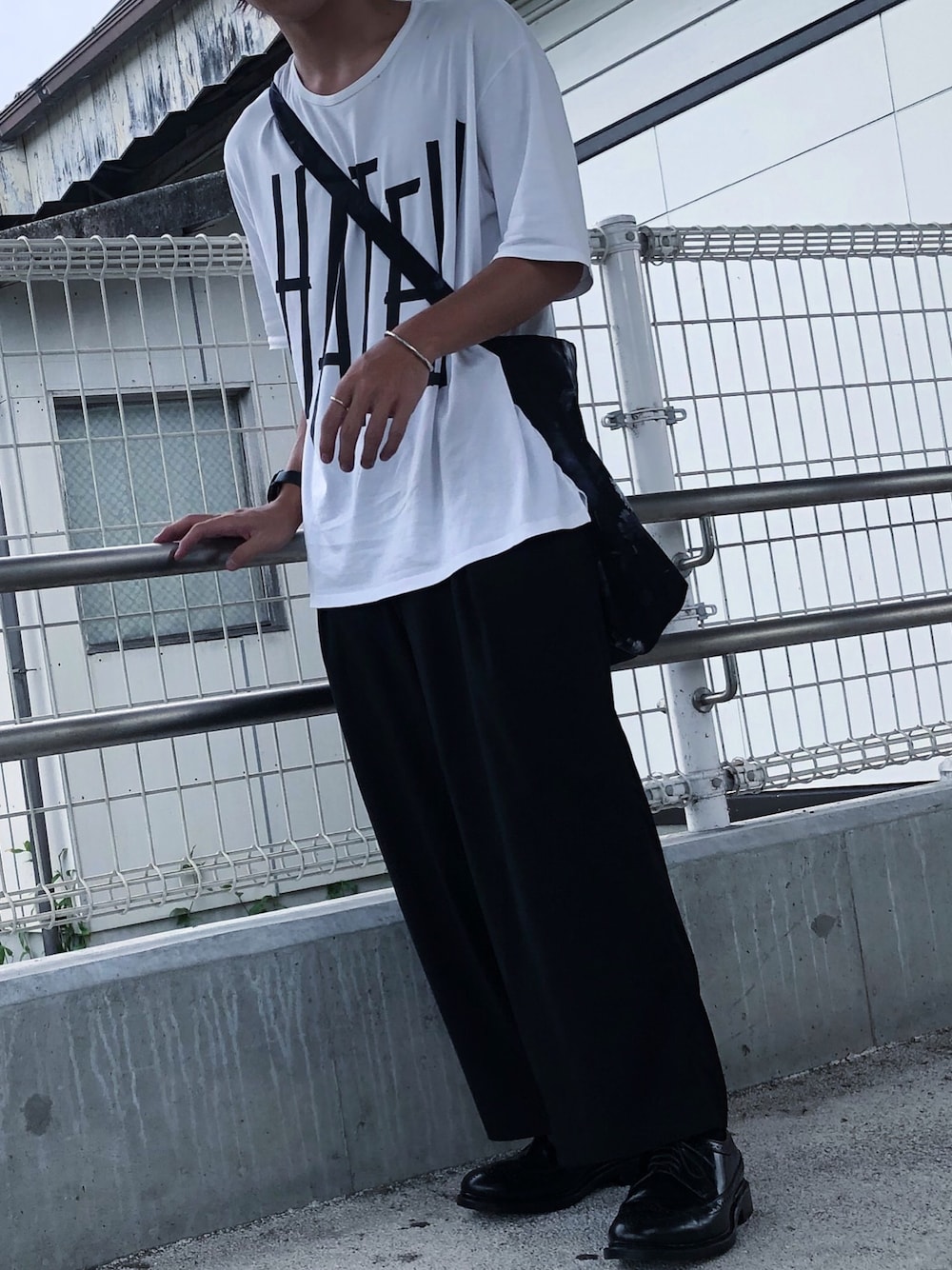 「モード、ラッドミュージシャン、キレイめ、シンプルコーデ、トートバッグ、革靴、UNIQLO、ブラック、夏、休日スタイル」｜「BEAUTY&YOUTH UNITED ARROWSの＜Jalan Sriwijaya＞ ∴ BY ロングウィングチップ¨ （ドレスシューズ、ブラック系）」を使った、いわおさん（メンズ・170cm）の夏コーディネートの1枚目の写真