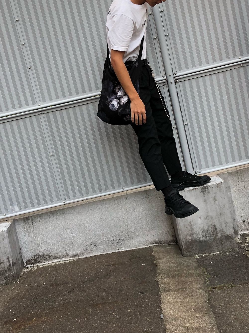 「秋服準備はじめました、シンプルコーデ」｜「adidas by RAF SIMONSのadidas by RAF SIMONS 『NEW RUNNER』スニーカー（スニーカー、ブラック系）」を使った、いわおさん（メンズ・170cm）の秋コーディネートの1枚目の写真