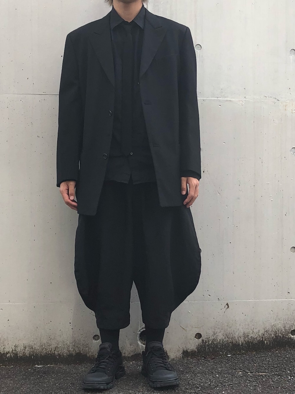 「シンプルコーデ、コムデギャルソン、COMME des GARCONS、COMME des GARCONS HOMME PLUS、LAD MUSICIAN、ヨウジヤマモト、イッセイミヤケ、ブラックコーデ、ootd、ビッグシルエット」｜「adidas by RAF SIMONSのadidas by RAF SIMONS 『NEW RUNNER』スニーカー（スニーカー、ブラック系）」を使った、いわおさん（メンズ・170cm）の秋コーディネートの1枚目の写真