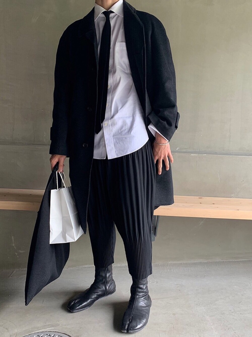「レイヤードスタイル、大人コーデ、ビックシルエット、コート、UNIQLO、マルジェラ、モード、ラッドミュージシャン、RAF SIMONS、shiyoh」｜「Maison Margielaのアイテム（ブーツ、ブラック系）」を使った、いわおさん（メンズ・170cm）の冬コーディネートの1枚目の写真