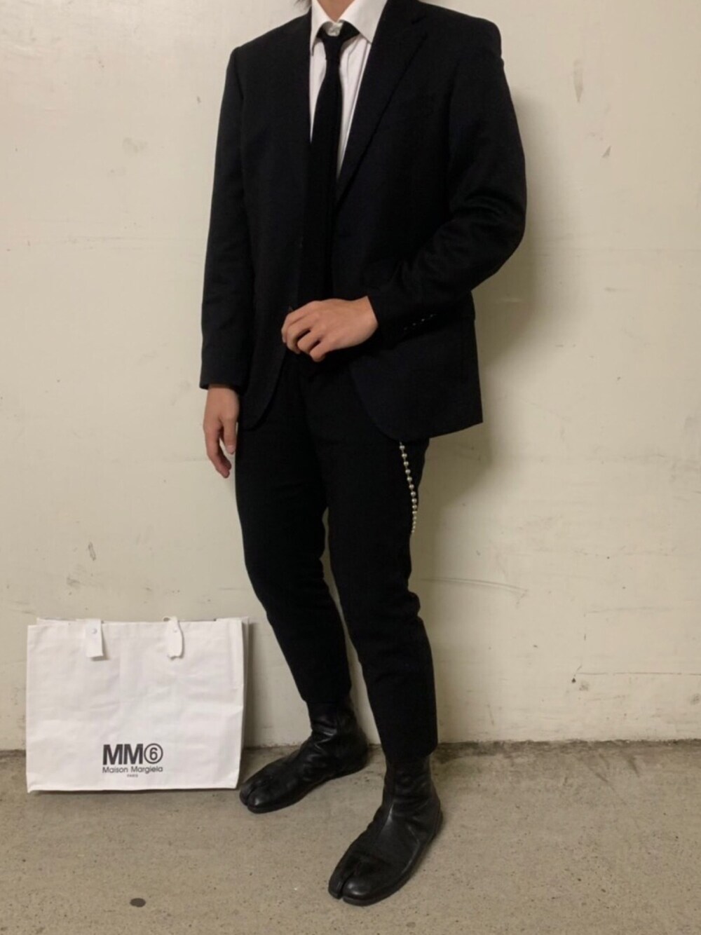 「モード、セットアップ、韓国ファッション、モノトーン、RAF SIMONS、Maison Martin Margiela、LAD MUSICIAN、yohjiyamamoto、COMME des GARCONS、shiyoh」｜「Maison Margielaのアイテム（ブーツ、ブラック系）」を使った、いわおさん（メンズ・170cm）の春コーディネートの1枚目の写真