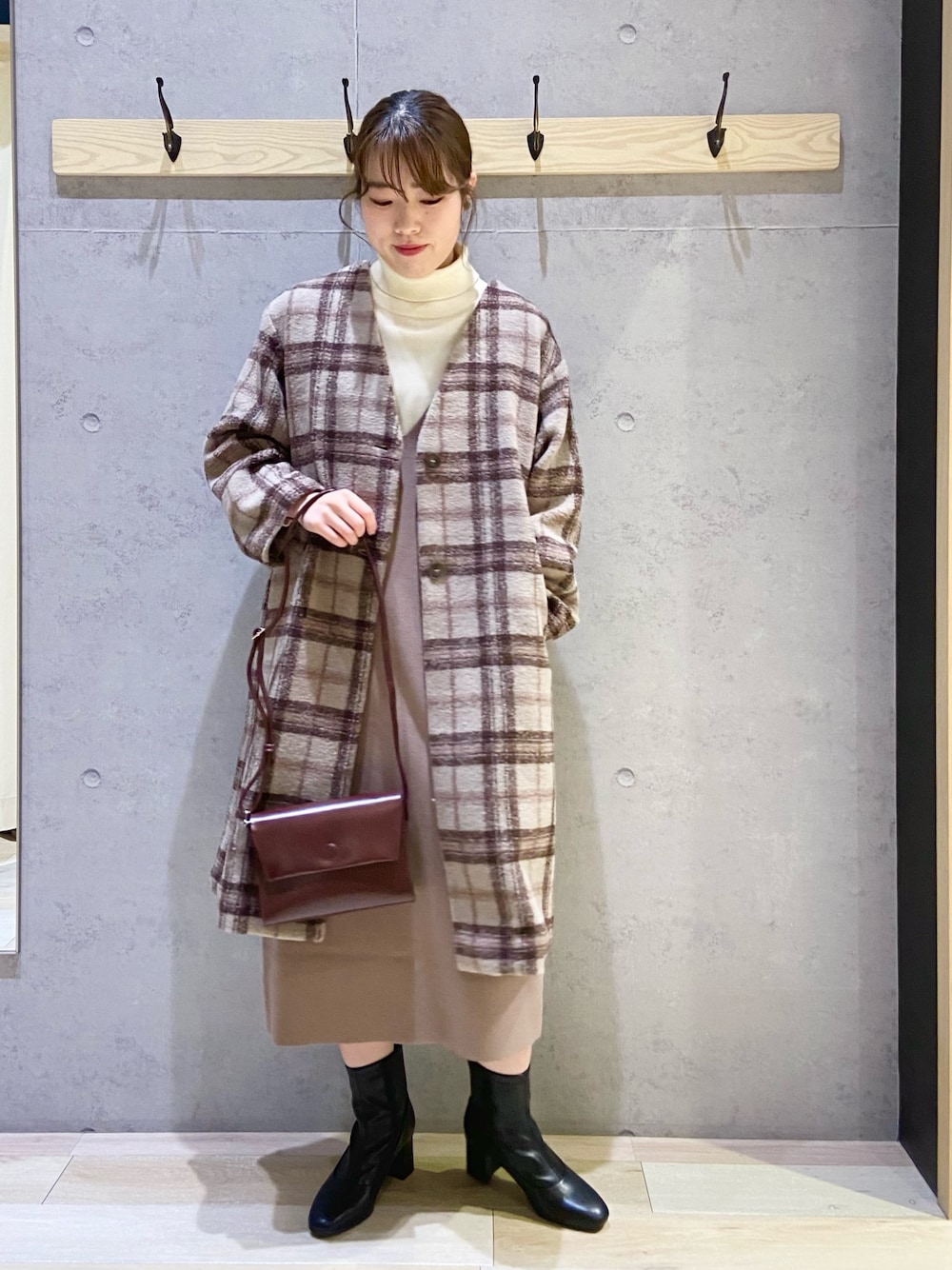 「レプシィム(LEPSIM)、ノーカラーコート、チェック、ストレッチブーツ、冬コーデ、大人フェミニン、レトロ、ジャンスカ、ジャンスカコーデ」｜「LEPSIMの12Gタートルニット　918157（ニット/セーター、ホワイト系）」を使った、やまゆかさん（レディース・161cm）の冬コーディネートの1枚目の写真