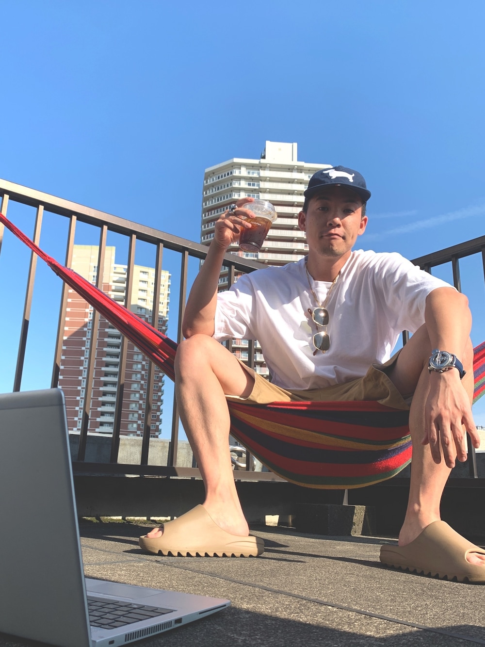 Yeezyのサンダルを使った人気ファッションコーディネート（年齢：25歳