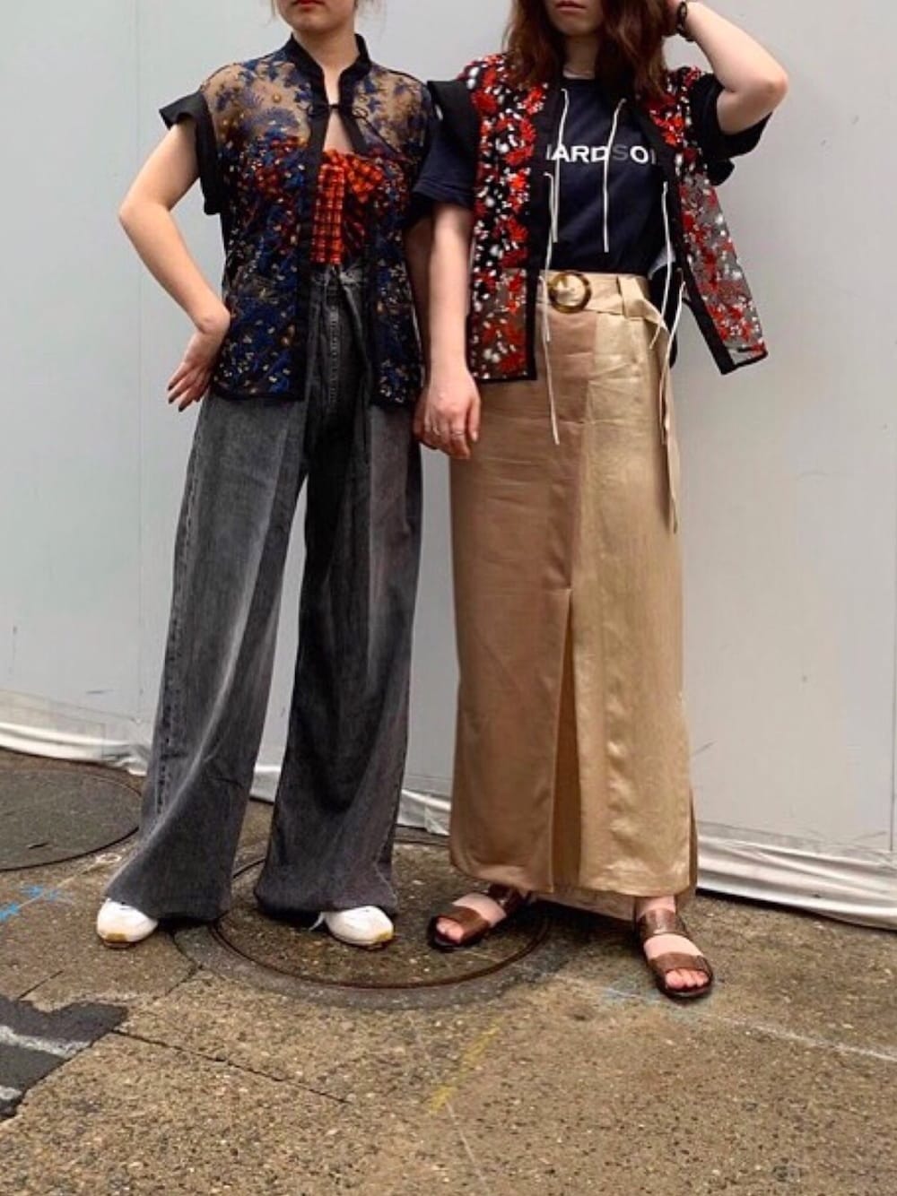 「夏コーデ、きれいめカジュアル、シミラールック、ootd、カジュアル、ブラウス、デニムパンツ、ワイドパンツ、スニーカーコーデ、サンダル」｜「JOHN LAWRENCE SULLIVANのJOHN LAWRENCE SULLIVAN ウォッシュデニムワイドパンツ（デニムパンツ、ブラック系）」を使った、MIDWEST_ONLINEさん（レディース・157cm）の夏コーディネートの1枚目の写真