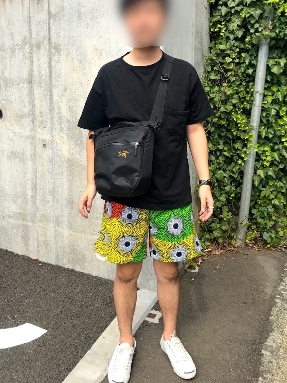 「まだまだ暑い、民族柄、ジャックパーセル」｜「LABRATのアイテム（Tシャツ/カットソー、ブラック系）」を使った、junzoさん（メンズ・172cm）の秋コーディネートの1枚目の写真