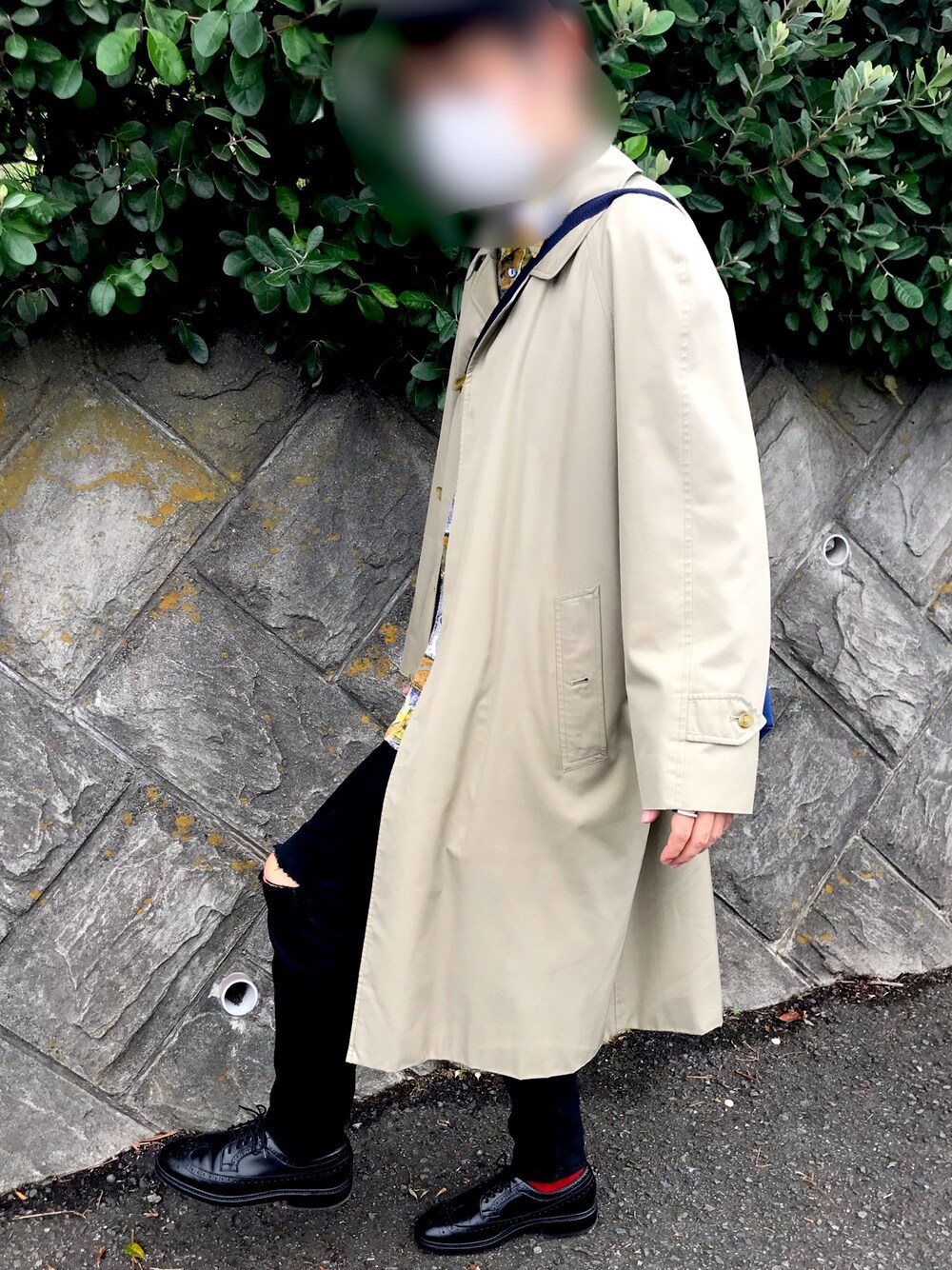 「burberry、秋のコーデ、お洒落さんとつながりたい、黒スキニー」｜「BURBERRYのアイテム（ステンカラーコート、ベージュ系）」を使った、junzoさん（メンズ・172cm）の秋コーディネートの1枚目の写真