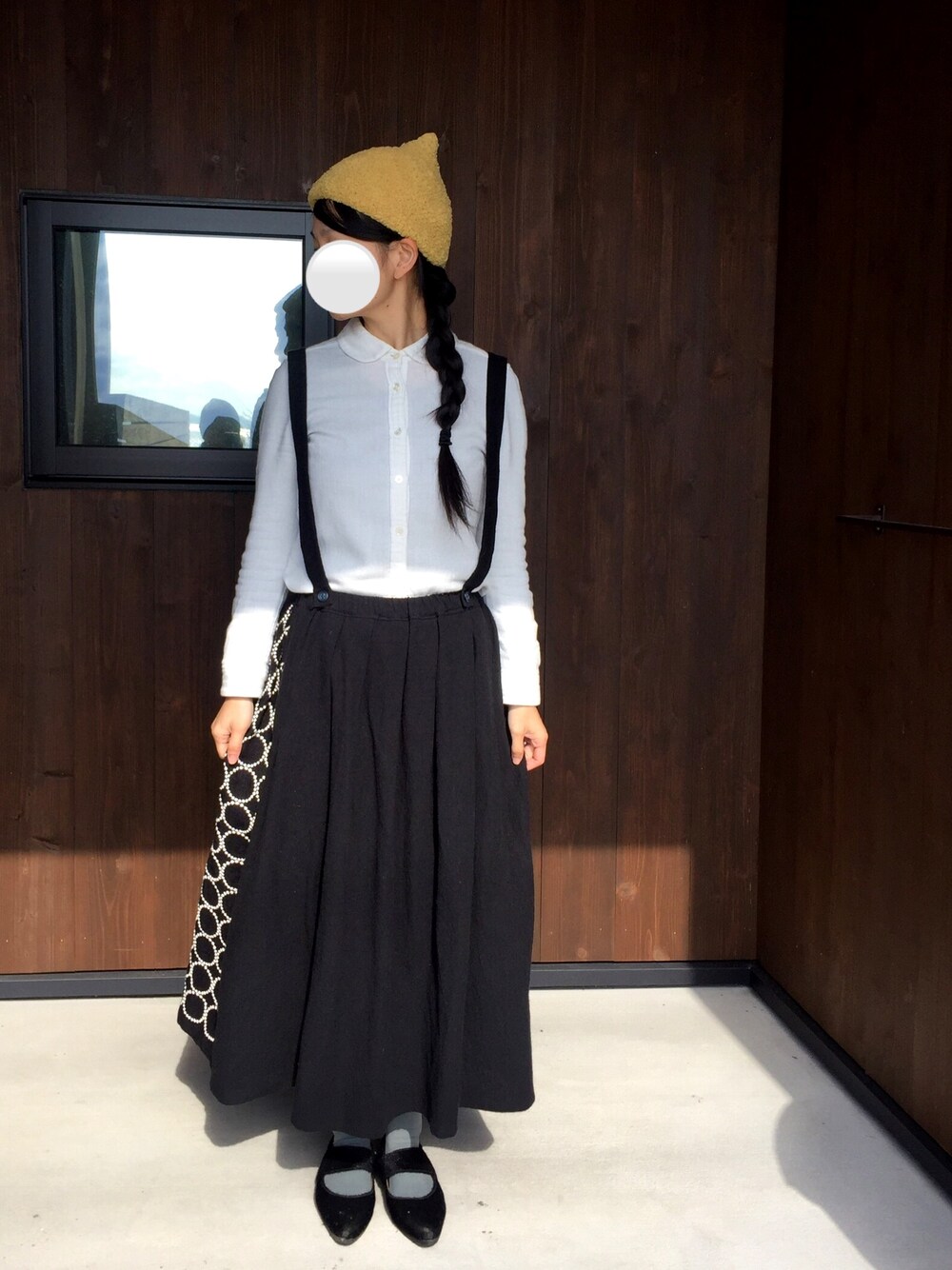 「どんぐり帽、ナチュラル、サスペンダースカート、スカート、ブラック、黄色、カラータイツ、ミナペルホネン、mina perhonen、丸襟」｜「mina perhonenのアイテム（シャツ/ブラウス、ホワイト系）」を使った、marumarukoさん（レディース・158cm）の冬コーディネートの1枚目の写真