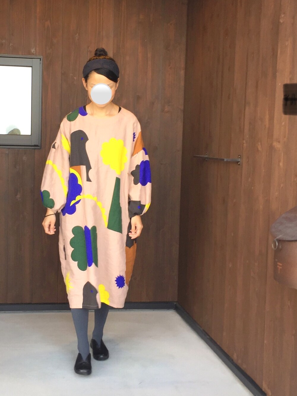 「はるコーデ、ワンピース、ベージュ、ハンドメイド、handmade、mina perhonen、ナチュラル、ミナペルホネン、ゆるコーデ、リネン」｜「Handmadeのアイテム（カチューシャ、ブラック系）」を使った、marumarukoさん（レディース・158cm）の春コーディネートの1枚目の写真