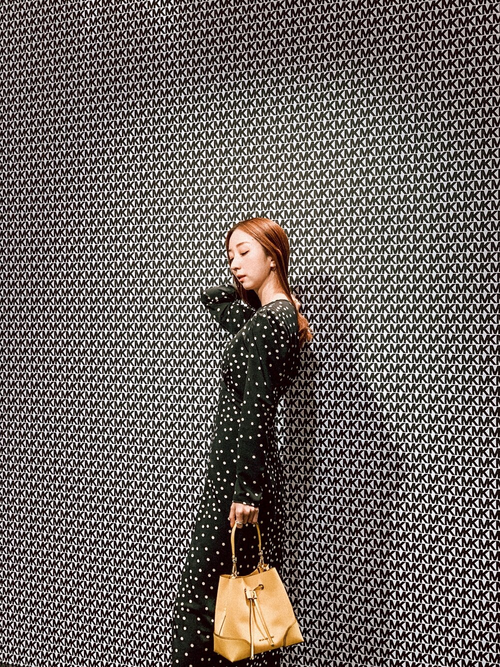 「MichaelKors、ドット、マキシ丈ワンピース、ワンピース、スリット、パフスリーブ、大人カジュアル、ootd、秋コーデ、スニーカーコーデ」｜「MICHAEL KORSのアイテム（ハンドバッグ、イエロー系）」を使った、神林真里さん（レディース・168cm）の秋コーディネートの1枚目の写真
