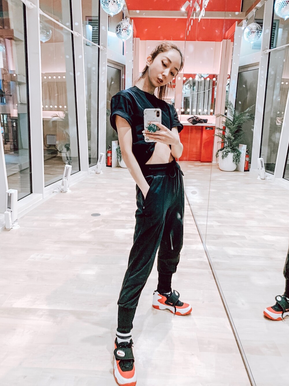 「UNIQLO、SLOLI、NIKE、休日スタイル、スニーカーコーデ、カジュアルコーデ、ダンス、dance、ユニクロ、168cm」｜「SLOLIのアイテム（パンツ、ブラック系）」を使った、神林真里さん（レディース・168cm）の冬コーディネートの1枚目の写真