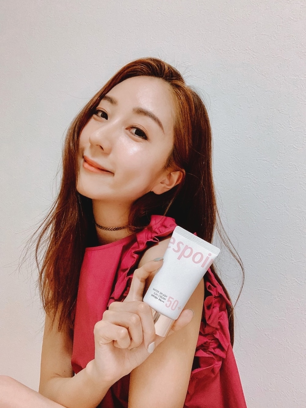 「TARA JARMON、Espoir、オトナ女子、春夏コーデ、ワンピース、ワンピーススタイル、肩フリル、マゼンダピンク、夏ワンピース、デート」｜「ESPOIRのアイテム（化粧下地、ホワイト系）」を使った、神林真里さん（レディース・168cm）の夏コーディネートの1枚目の写真