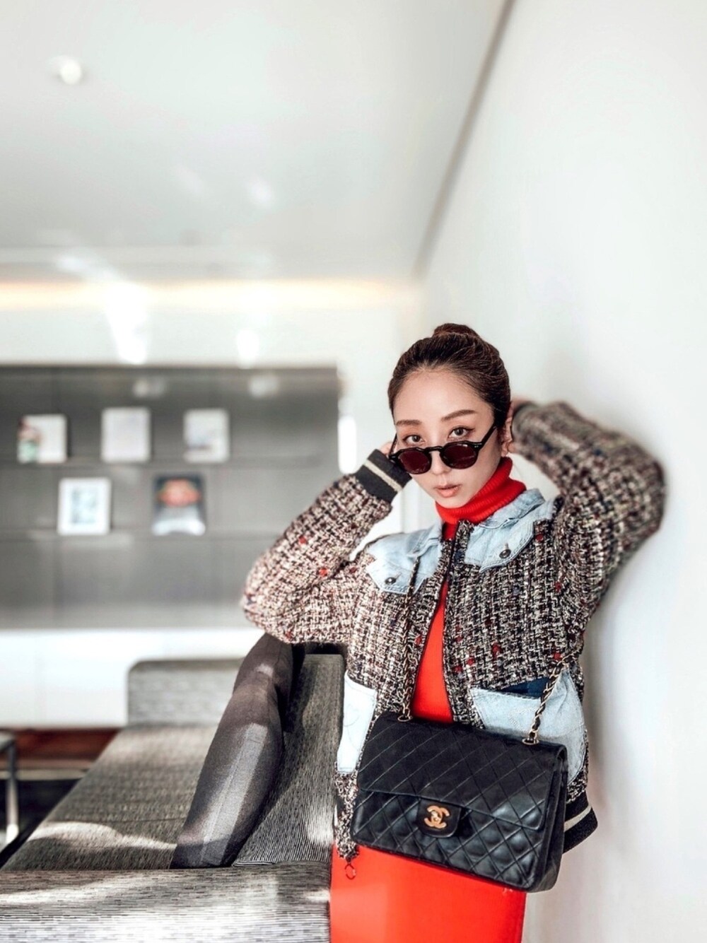 「chanel、Desigual、oh my grass TOKYO、休日コーデ、大人カジュアル、ポニーテール、ワンピース、ツイードジャケット、ニット」｜「Oh My Glasses TOKYOのアイテム（サングラス、ブラック系）」を使った、神林真里さん（レディース・168cm）の冬コーディネートの1枚目の写真