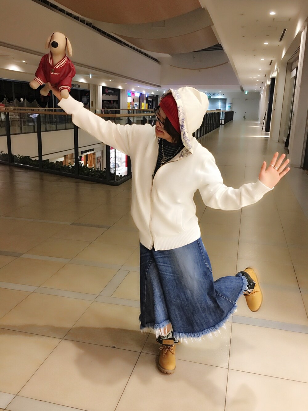 「デニム、カジュアル、パーカー、AVIREX、ootd、春コーデ、ラクチンコーデ、outfit、オトナカジュアル、AVIREXBelle」｜「AVIREXのavirex/ アヴィレックス/ DENIM REMAKE FRINGE SKIRT/ デニム リメイク フリンジ スカート（デニムスカート、ブルー系）」を使った、Yasさん（レディース・156cm）の冬コーディネートの1枚目の写真