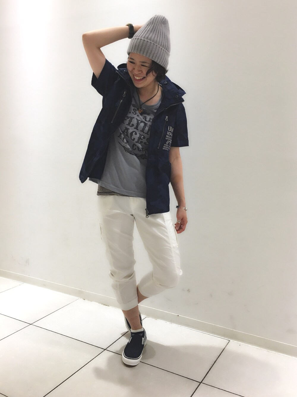 グリーン系のシャツ/ブラウス、ブルー系のTシャツ/カットソー、ホワイト系のカーゴパンツを着用したレディースの春コーディネートの1枚目の写真