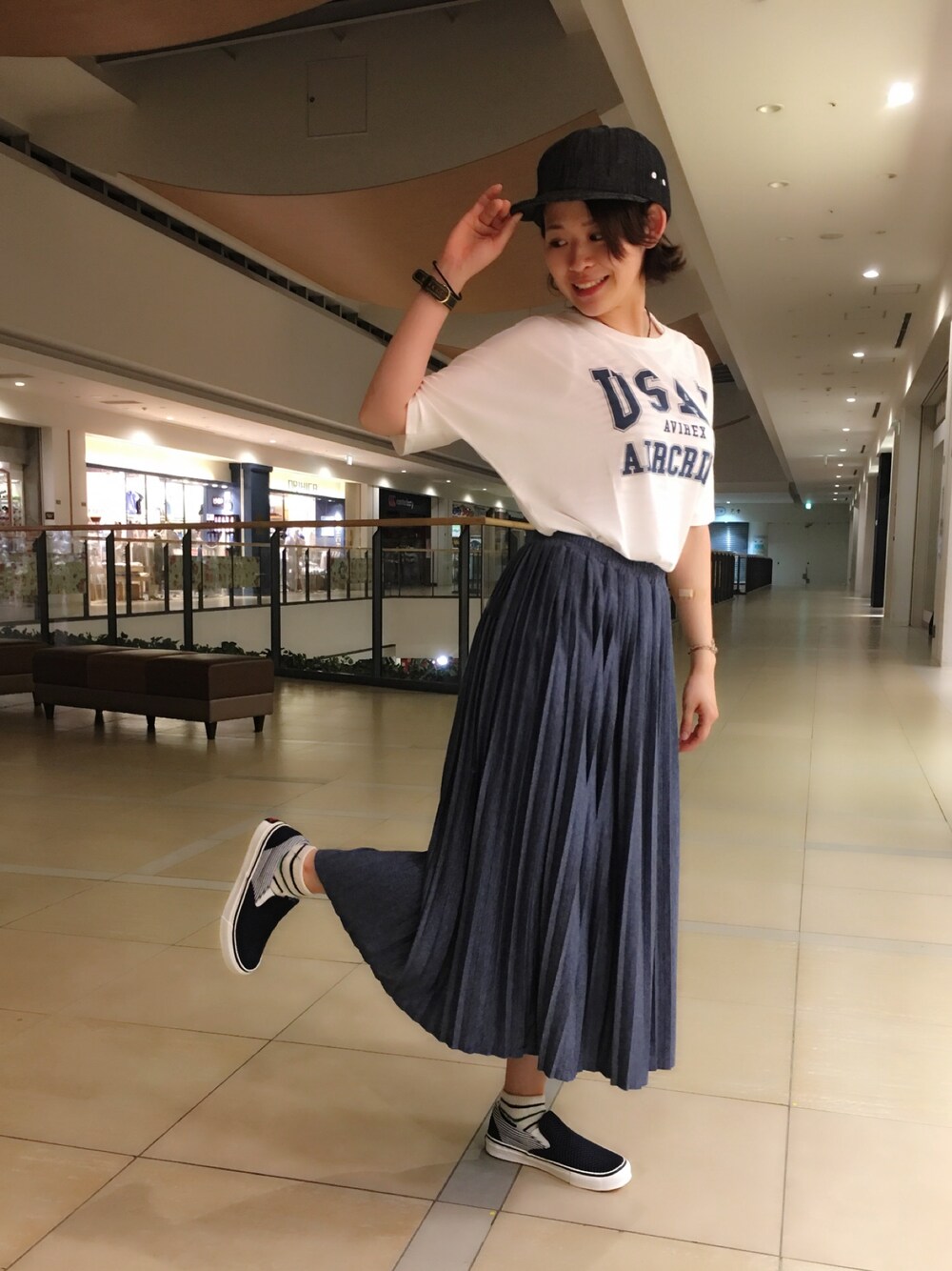 ホワイト系のTシャツ/カットソー、レッド系のタンクトップ、ブルー系のスカートを着用したレディースの春コーディネートの1枚目の写真