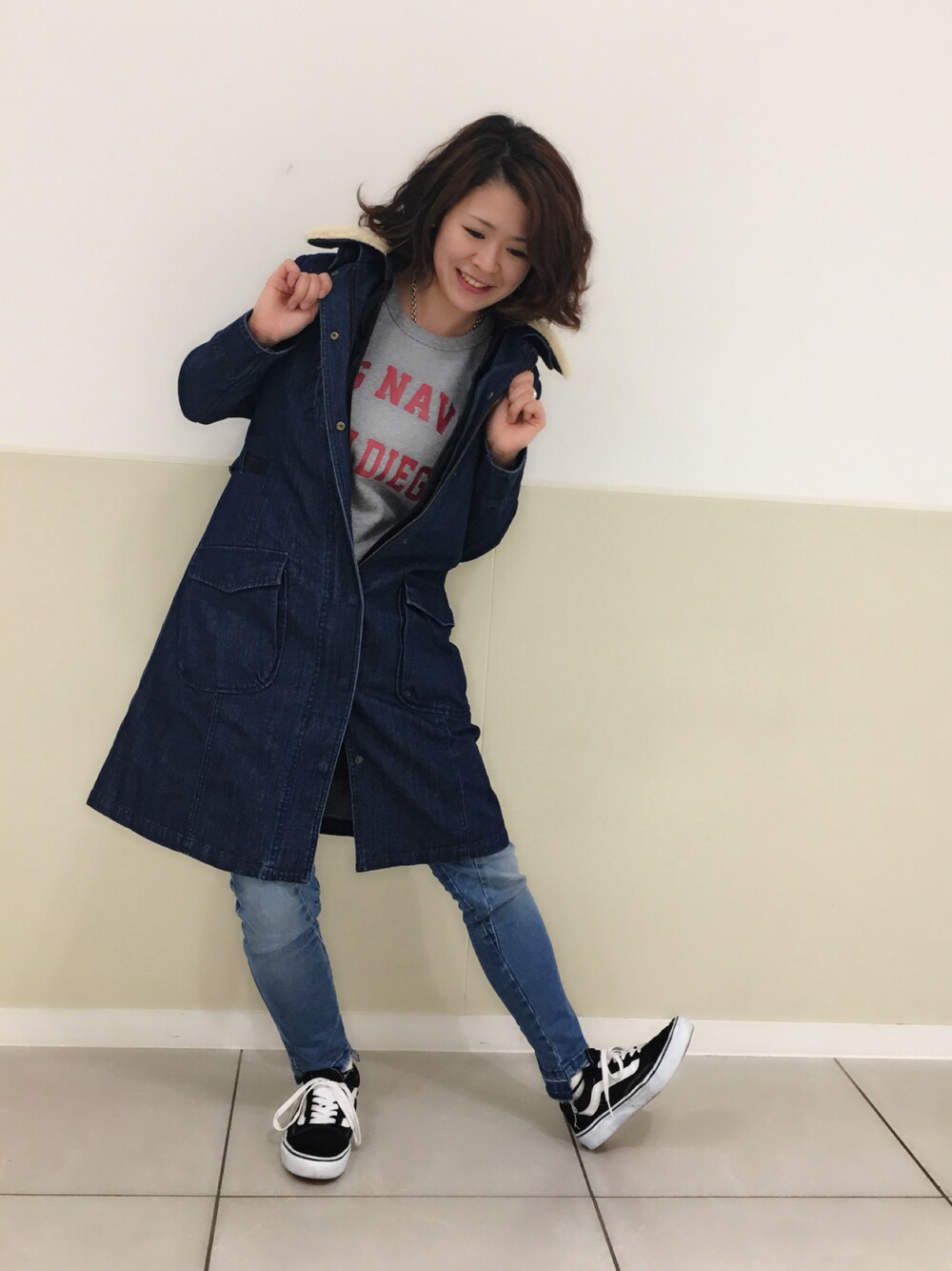 「デニム、アウター、ボア、AVIREX、ロングコート、デニムパンツ、ootd、スキニーデニム、outfit、AVIREXBelle」｜「AVIREXのavirex/ アヴィレックス/ NYLON COMBI DETACHABLE LINER COAT/ ナイロンコンビ デタッチャブル ライナー コート（ステンカラーコート、ブルー系）」を使った、Yasさん（レディース・156cm）の秋コーディネートの1枚目の写真