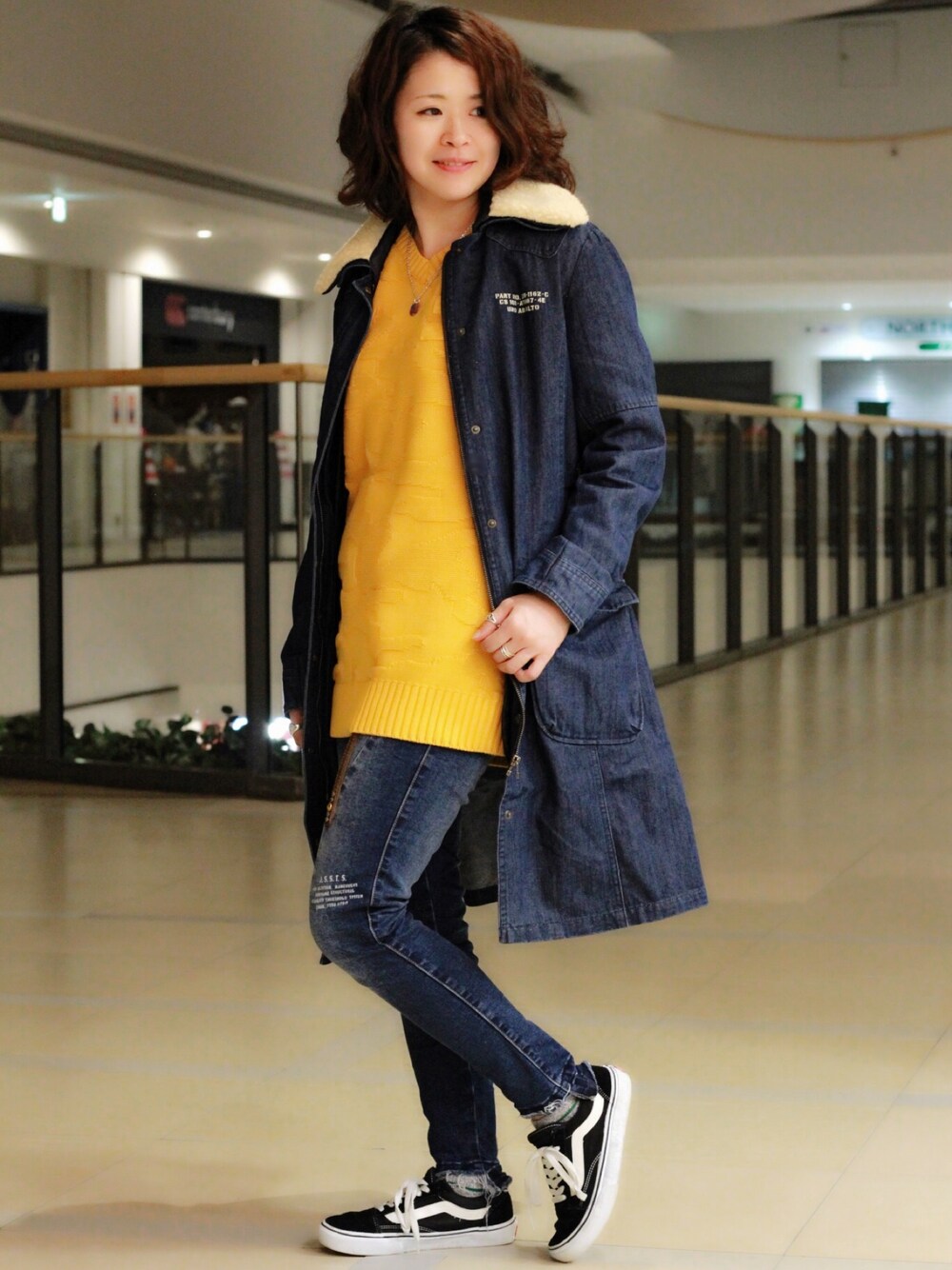 「AVIREXBelle、AVIREX、ootd、outfit、knit、ニット、デニム、denim、コート、デニムオンデニム」｜「AVIREXのavirex/ アヴィレックス/ NYLON COMBI DETACHABLE LINER COAT/ ナイロンコンビ デタッチャブル ライナー コート（ステンカラーコート、ブルー系）」を使った、Yasさん（レディース・156cm）の秋コーディネートの1枚目の写真