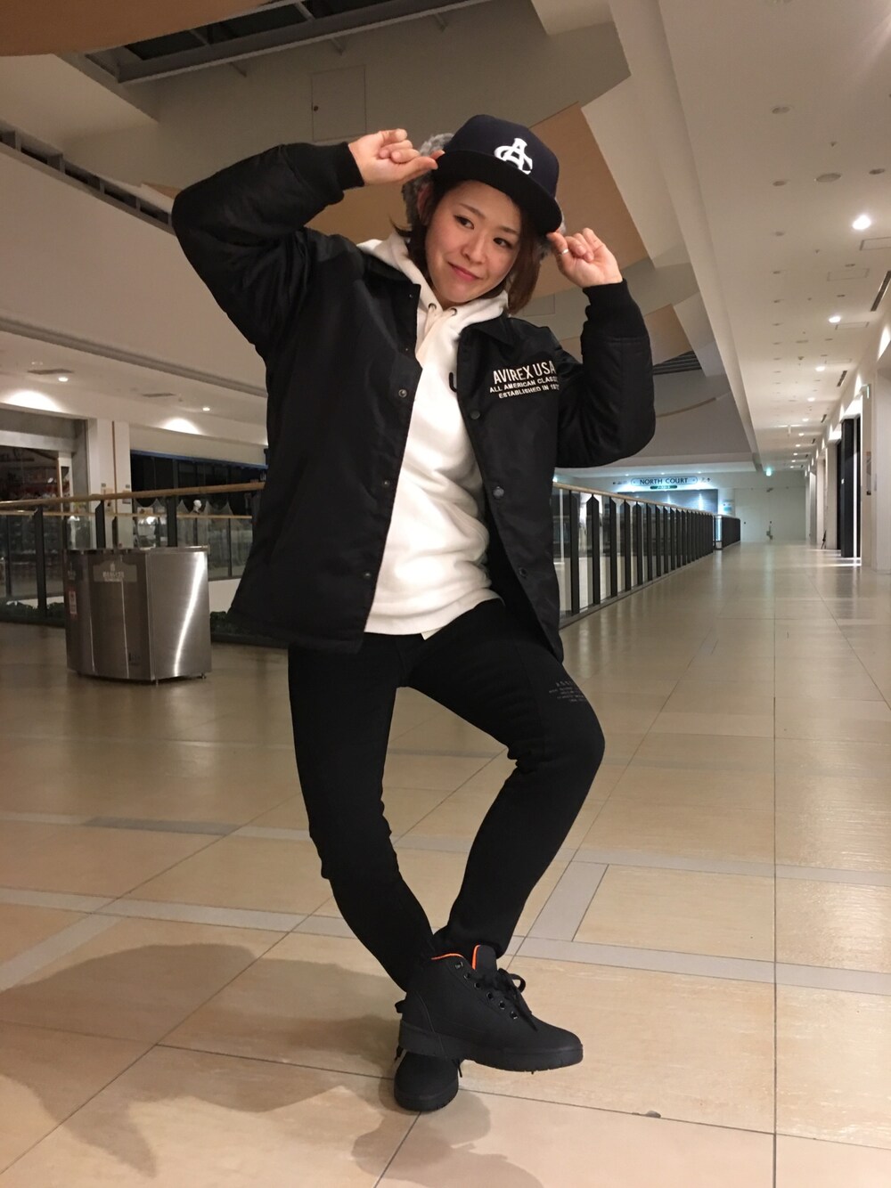 「black、CAP、ストリート、AVIREX、NEWERA、コーチジャケット、メンズライク、ootd、outfit、AVIREXBelle」｜「AVIREXのAVIREX×NEW ERA/アヴィレックス×ニューエラ/ 59FIFTY Trapper / 59フィフティー トラッパー（キャップ、ブルー系）」を使った、Yasさん（レディース・156cm）の冬コーディネートの1枚目の写真