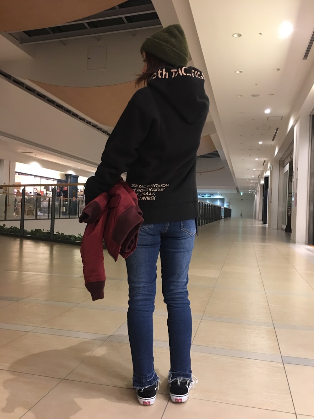 「ニット、black、MA-1、denim、パーカー、red、AVIREX、ootd、outfit、AVIREX belle」｜「AVIREXのAVIREX/ アヴィレックス/ 折り返しワッチ（ニットキャップ/ビーニー、グリーン系）」を使った、Yasさん（レディース・156cm）の冬コーディネートの1枚目の写真