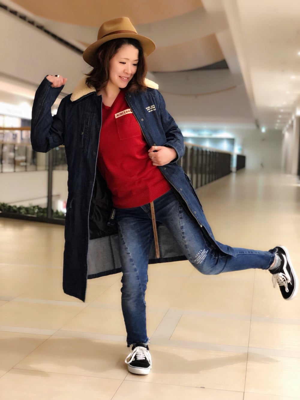 「denim、ボア、red、knit、AVIREX、ootd、ラクチンコーデ、outfit、オトナカジュアル、AVIREX belle」｜「AVIREXのAVI-L フェルトHAT（ハット、ベージュ系）」を使った、Yasさん（レディース・156cm）の冬コーディネートの1枚目の写真