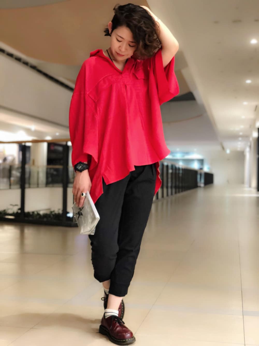 「カジュアル、AVIREX、キレイめ、休日コーデ、ootd、シンプルコーデ、夏コーデ、outfit、オトナカジュアル、AVIREXBelle」｜「AVIREXのAVIREX/ アヴィレックス/ L-S/S SKIPPER BLOUSE/ スキッパー ブラウス（シャツ/ブラウス、レッド系）」を使った、Yasさん（レディース・156cm）の春コーディネートの1枚目の写真
