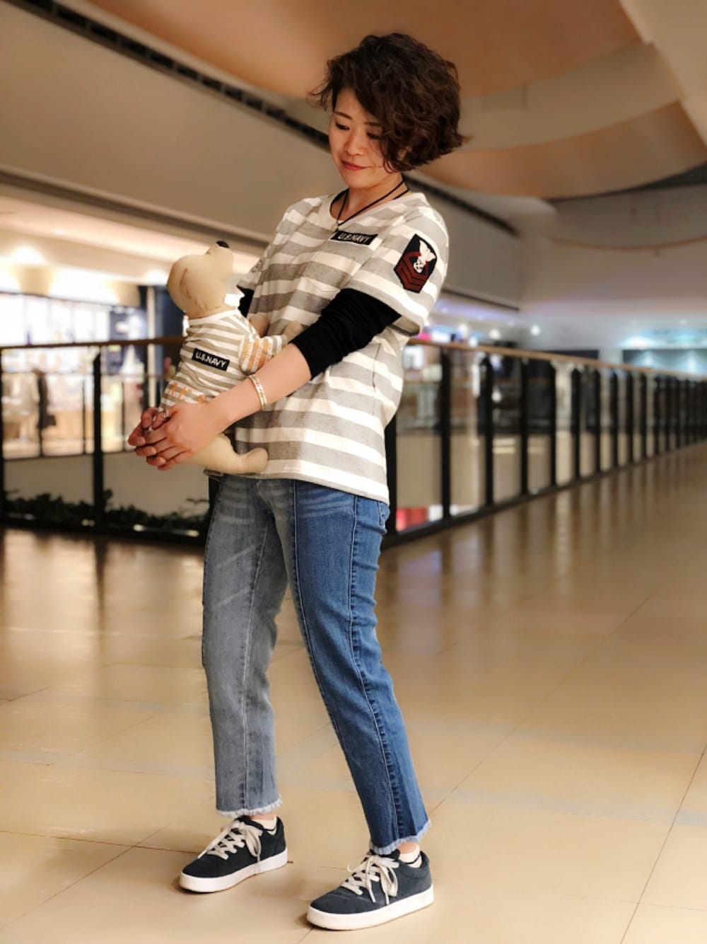 「AVIREX、デニムパンツ、ootd、犬、夏コーデ、カジュアルコーデ、outfit、AVIREXBelle、dogwear、ドッグウェア」｜「AVIREXのNAVAL PATCH BORDER C（Tシャツ/カットソー、ホワイト系）」を使った、Yasさん（レディース・156cm）の夏コーディネートの1枚目の写真