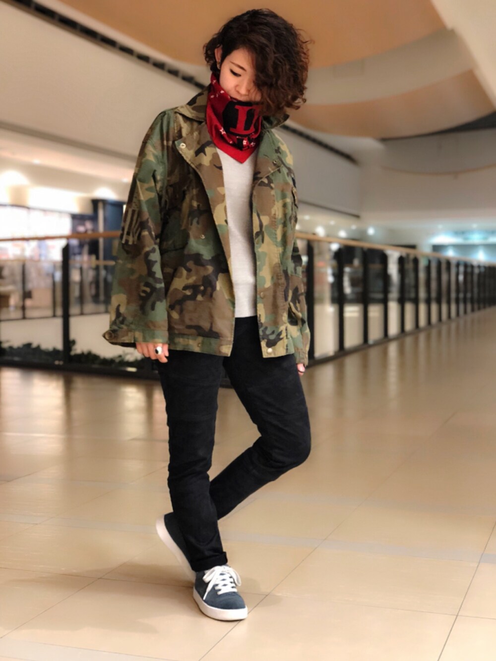 「ジャケット、カジュアル、AVIREX、迷彩、スカーフ、パンツスタイル、ootd、outfit、オトナカジュアル、AVIREXBelle」｜「AVIREXのAVIREX/ アヴィレックス/ LOOSE FIT BDU JACKET/ ルーズフィット BDU ジャケット（ミリタリージャケット、その他）」を使った、Yasさん（レディース・156cm）の夏コーディネートの1枚目の写真