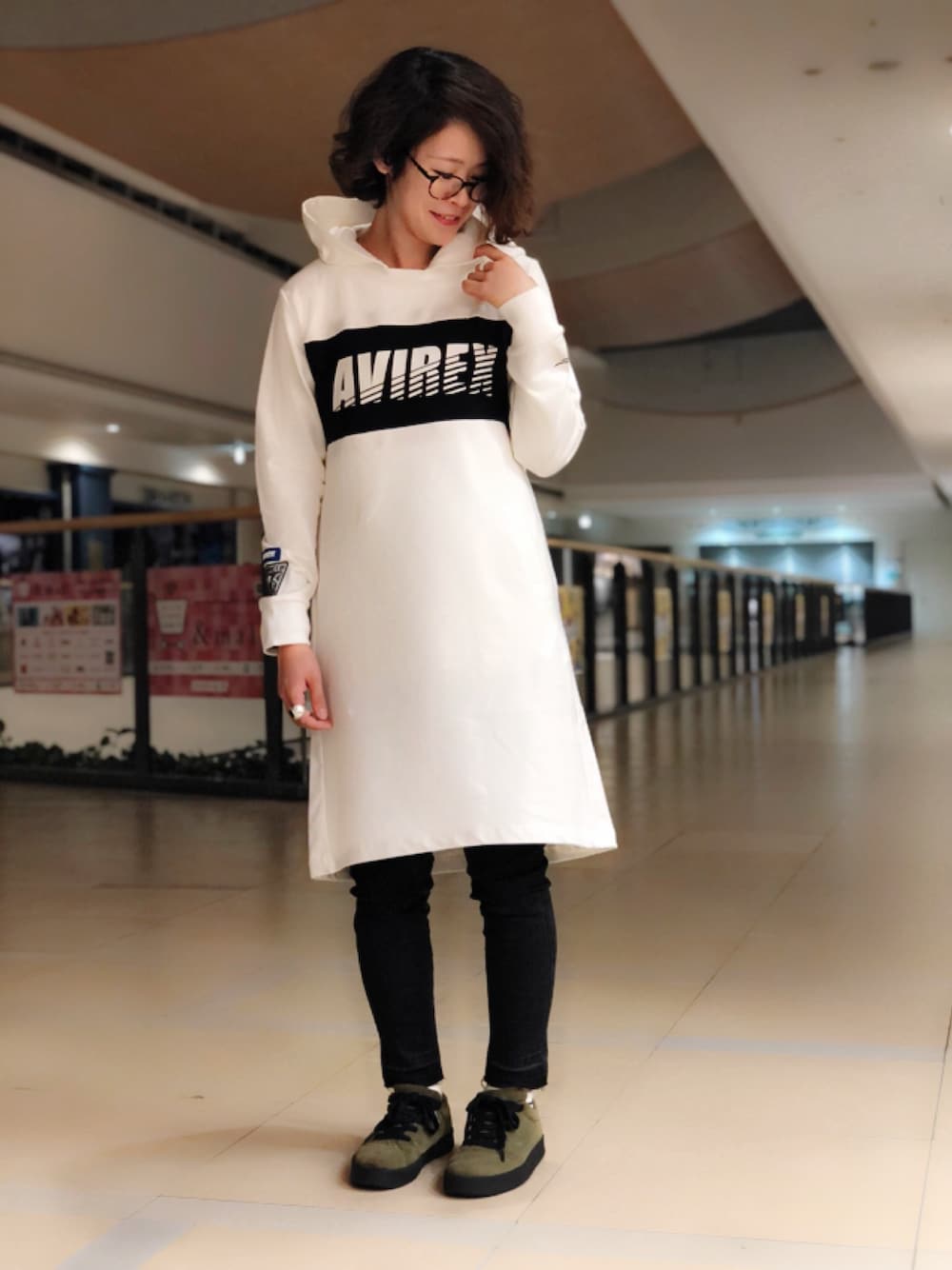 「ワンピース、シンプル、AVIREX、大人カジュアル、ootd、限定、outfit、road、AVIREXBelle、AVIREXSTREETGEAR」｜「AVIREXのAVIREX/アヴィレックス/ 長袖 リムーバブル フーディードレス/ L/S REMOVABLE HOODIE DRESS 【AVIREX STREET GEAR/ TRACK】（ワンピース、ホワイト系）」を使った、Yasさん（レディース・156cm）の夏コーディネートの1枚目の写真