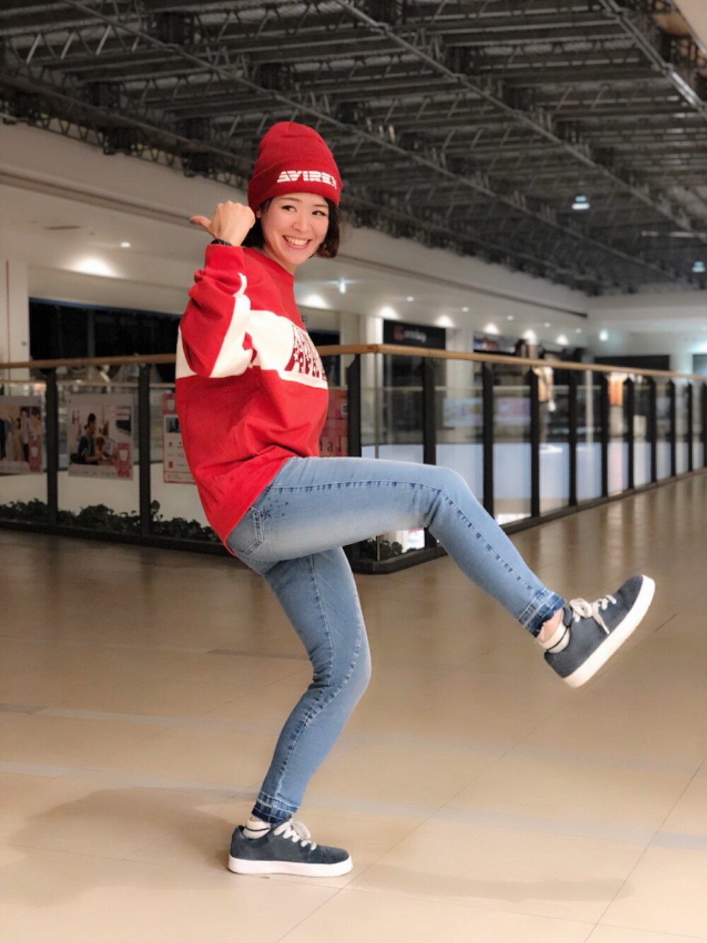「デニム、カジュアル、レッド、AVIREX、大人コーデ、ootd、outfit、USA、ちょいダサ、AVIREXBelle」｜「AVIREXの【AVIREX STREET GEAR/FIELD】AVIREX/アヴィレックス/ニットキャップ/KNIT CAP（ニットキャップ/ビーニー、レッド系）」を使った、Yasさん（レディース・156cm）の秋コーディネートの1枚目の写真